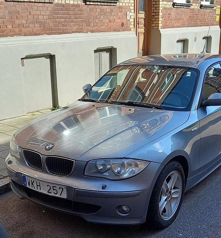 Blå Begagnad 2005 BMW 120 Advantage Halvkombi | 30 000 kr (Superpris) - Bild 1/4
