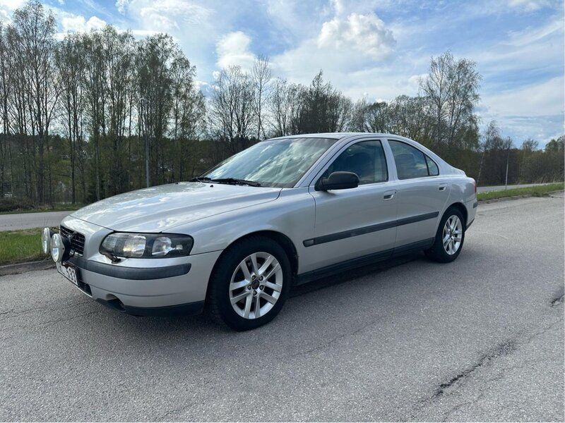 Grå Begagnad 2002 Volvo S60 Sedan | 30 000 kr (Marknadspris) - Bild 1/4
