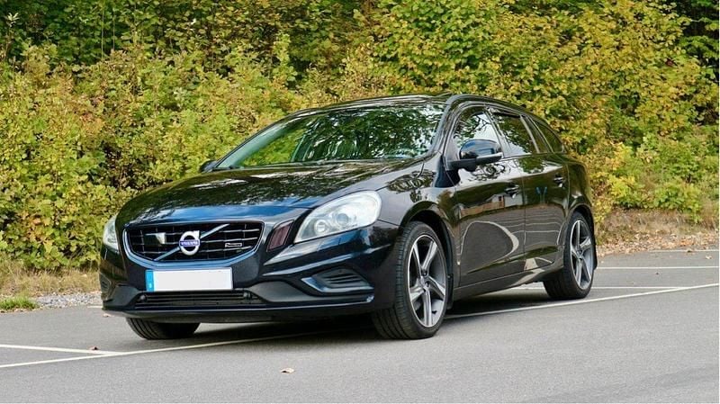 Svart Begagnad 2012 Volvo V60 R-Design Kombi | 139 000 kr (Marknadspris) - Bild 1/3