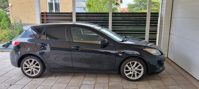 Svart Begagnad 2012 Mazda 3 Inclusive Halvkombi | 37 900 kr (Marknadspris) - Bild 1/4