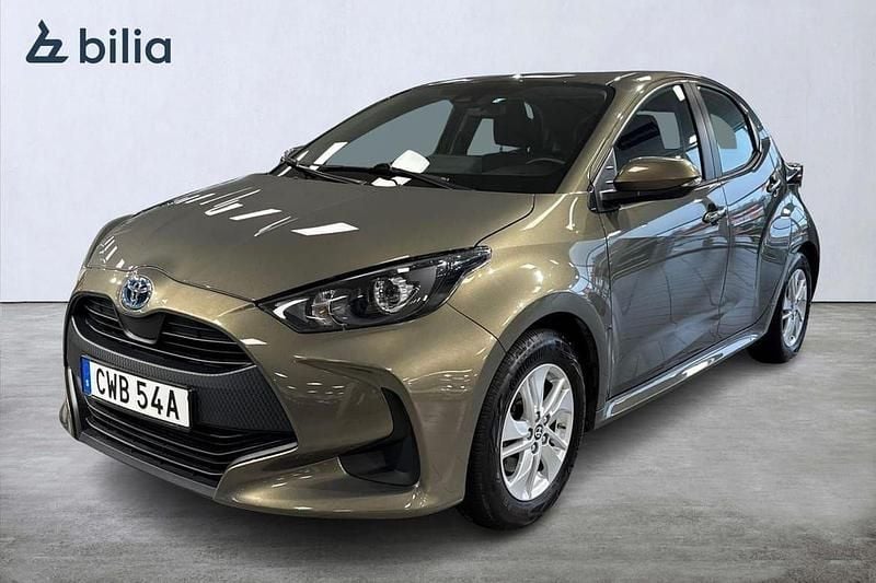 Grön Begagnad 2022 Toyota Yaris Hybrid Active Halvkombi | 229 900 kr (Marknadspris) - Bild 1/3