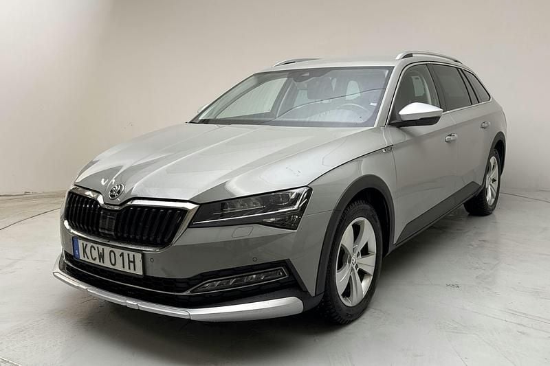 Grå Begagnad 2023 Skoda Superb Business Line Kombi | 319 000 kr (Marknadspris) - Bild 1/4