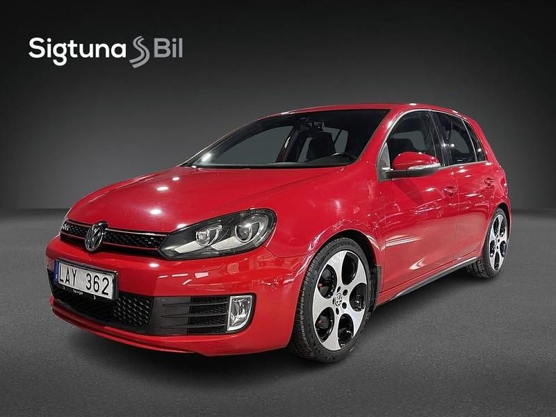Röd Begagnad 2010 VW Golf VI GTI Halvkombi | 154 900 kr (Dyr) - Bild 1/3