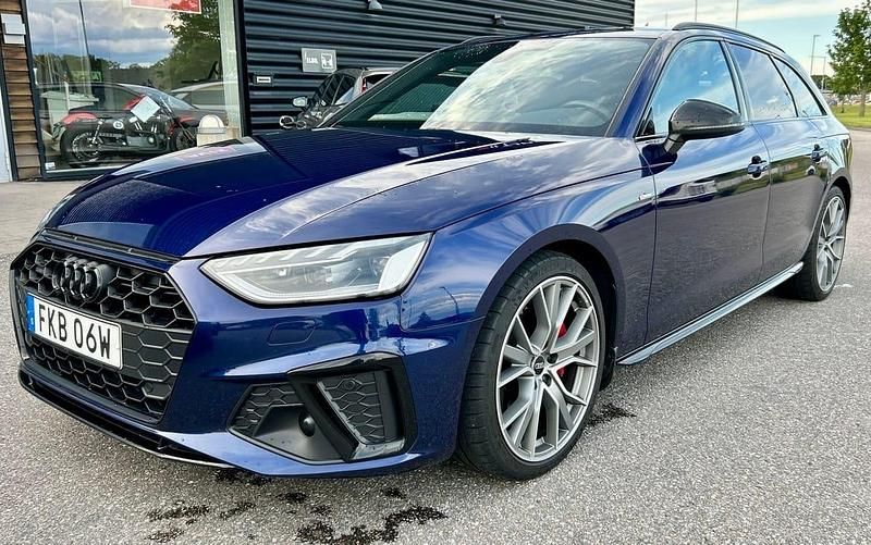 Blå Begagnad 2022 Audi A4 Competition Kombi | 369 900 kr (Marknadspris) - Bild 1/4
