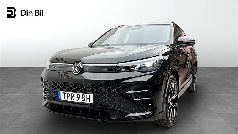 Grenadilla black metallic Begagnad 2025 VW Tiguan R-line SUV | 569 900 kr - Bild 1/4