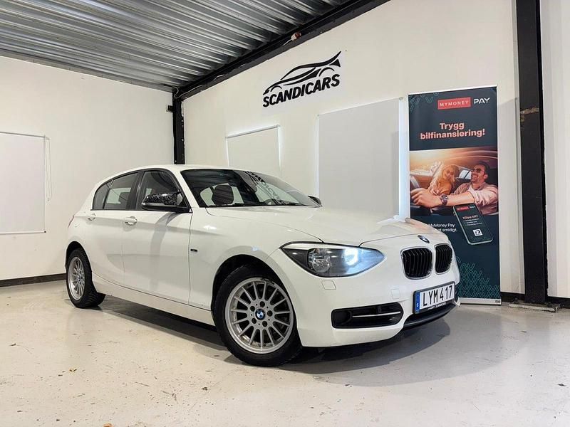 Vit Begagnad 2011 BMW 116 Sport Line Halvkombi | 79 900 kr (Lite dyr) - Bild 1/4