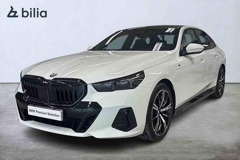 Vit Begagnad 2025 BMW 530e M Sport Sedan | 699 900 kr (Bra pris) - Bild 1/1