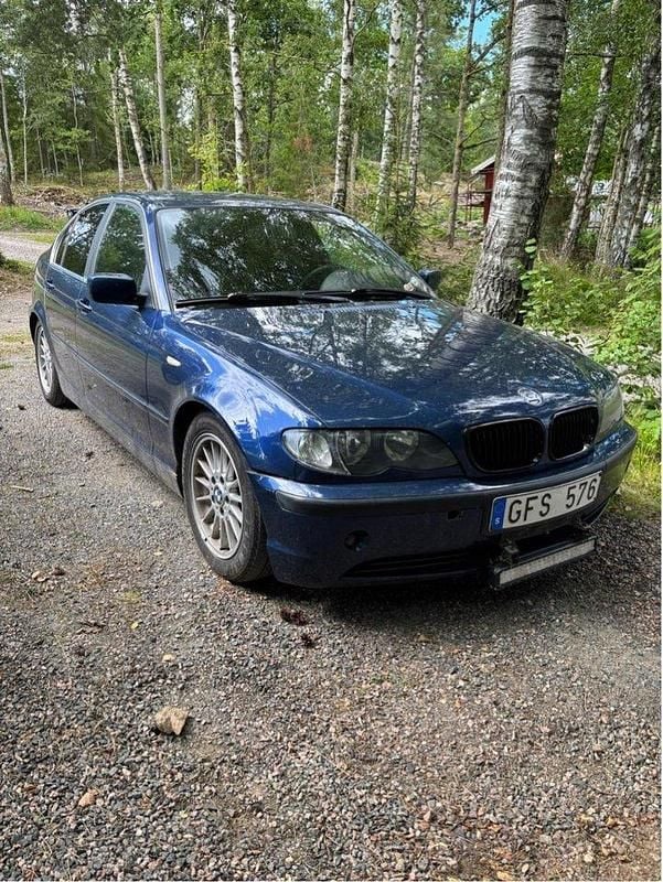Blå Begagnad 2004 BMW 320 M Sport Sedan | 25 000 kr (Dyr) - Bild 1/4