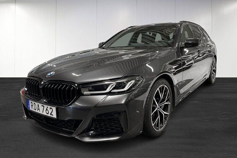 Grå Begagnad 2021 BMW 540 M Sport Kombi | 645 000 kr (Marknadspris) - Bild 1/4