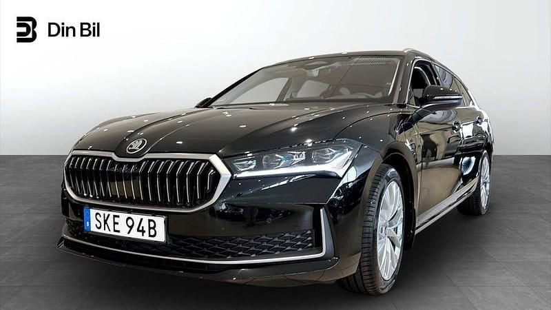 Svart (ebony black metallic) Ny 2025 Skoda Superb Selection Kombi | 490 600 kr (Marknadspris) - Bild 1/4