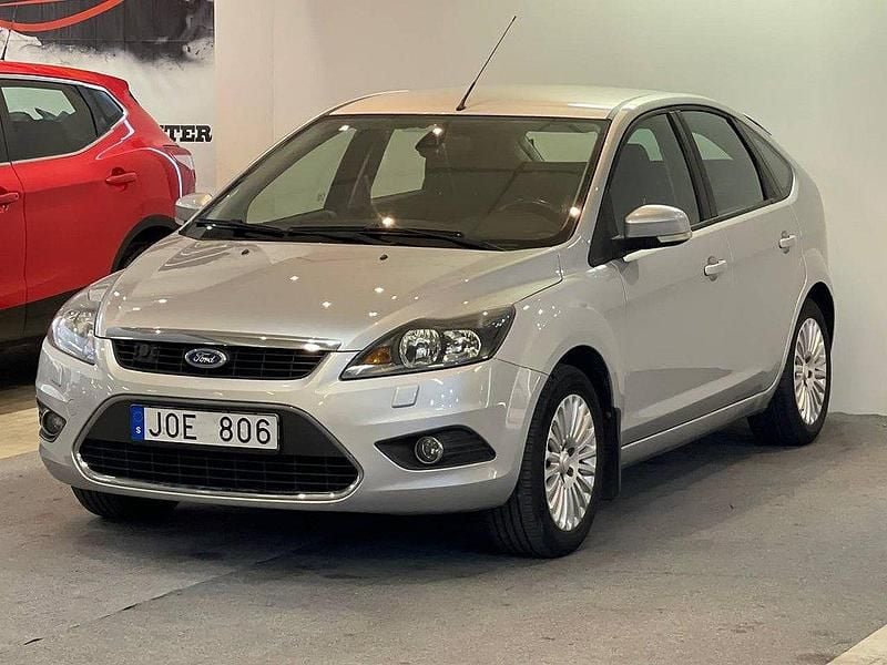 Grå Begagnad 2008 Ford Focus Titanium Halvkombi | 44 900 kr (Marknadspris) - Bild 1/4