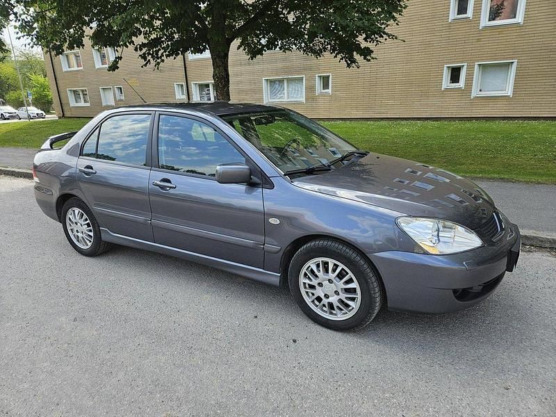 Grå Begagnad 2007 Mitsubishi Lancer Sedan | 25 000 kr (Marknadspris) - Bild 1/4