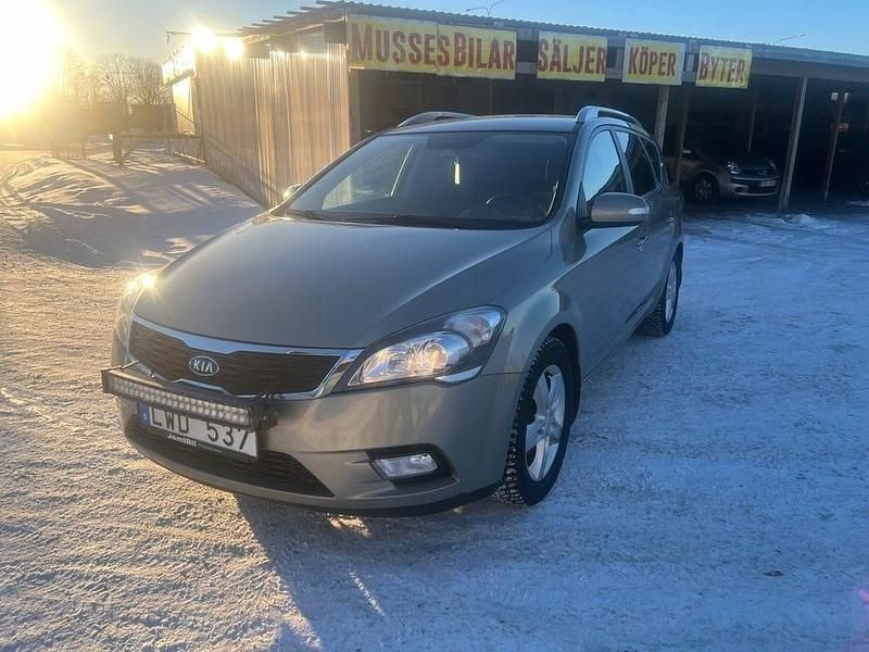 Begagnad Kia Ceed Sportswagon 128 HK (94 kW) 2012 Silver Kombi