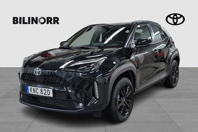Svart Begagnad 2025 Toyota Yaris Cross Active SUV | 319 900 kr (Marknadspris) - Bild 1/4