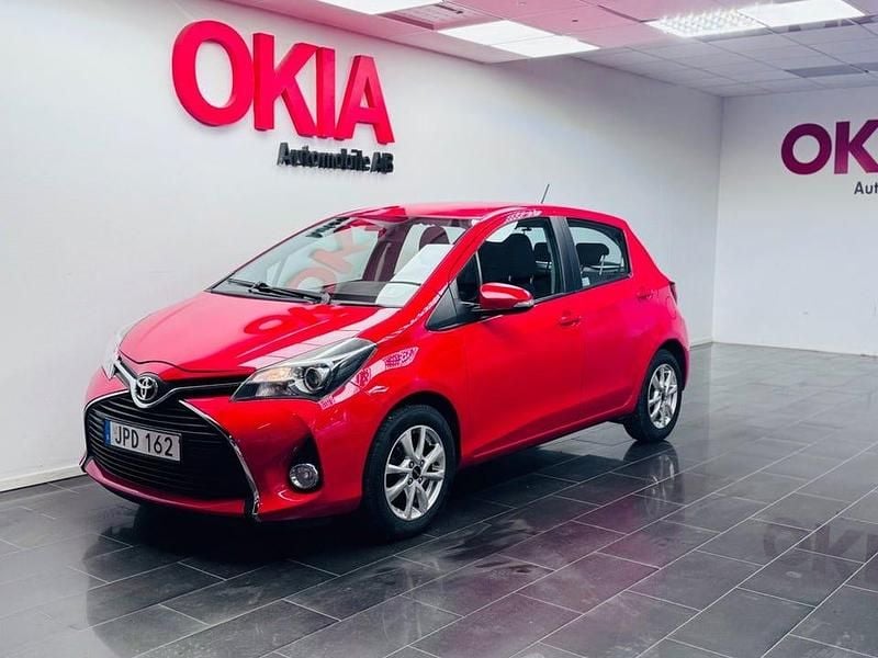 Röd Begagnad 2014 Toyota Yaris Active Halvkombi | 69 900 kr (Marknadspris) - Bild 1/4