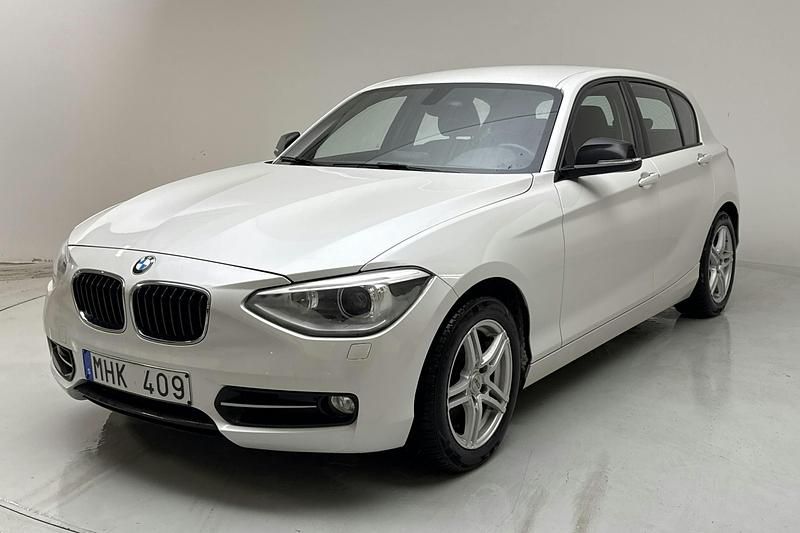 Vit Begagnad 2012 BMW 118 Sport Line Halvkombi | 90 000 kr (Dyr) - Bild 1/4
