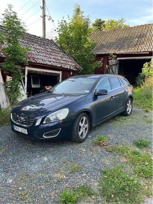 Blå Begagnad 2012 Volvo V60 Momentum Kombi | 45 000 kr (Superpris) - Bild 1/4