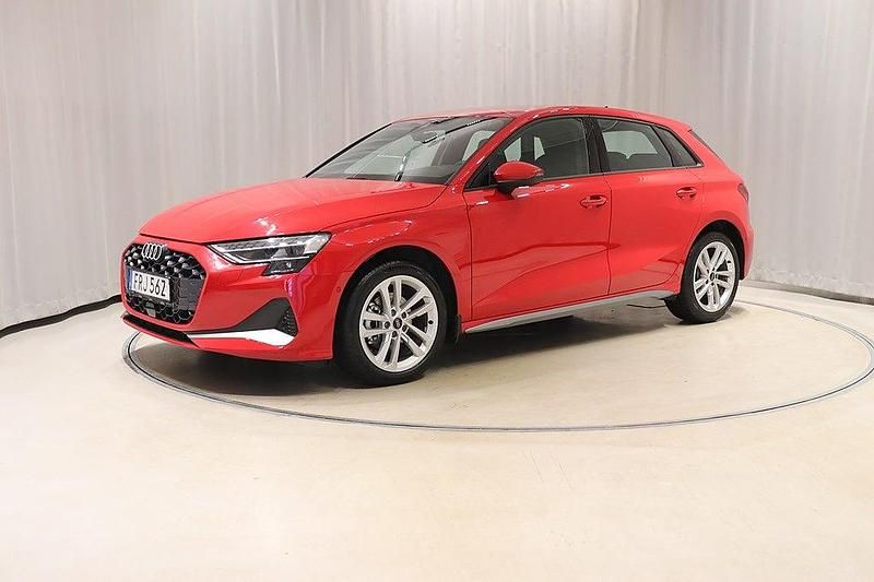 Röd Begagnad 2024 Audi A3 Sportback Advanced Plus Halvkombi | 289 900 kr (Bra pris) - Bild 1/4