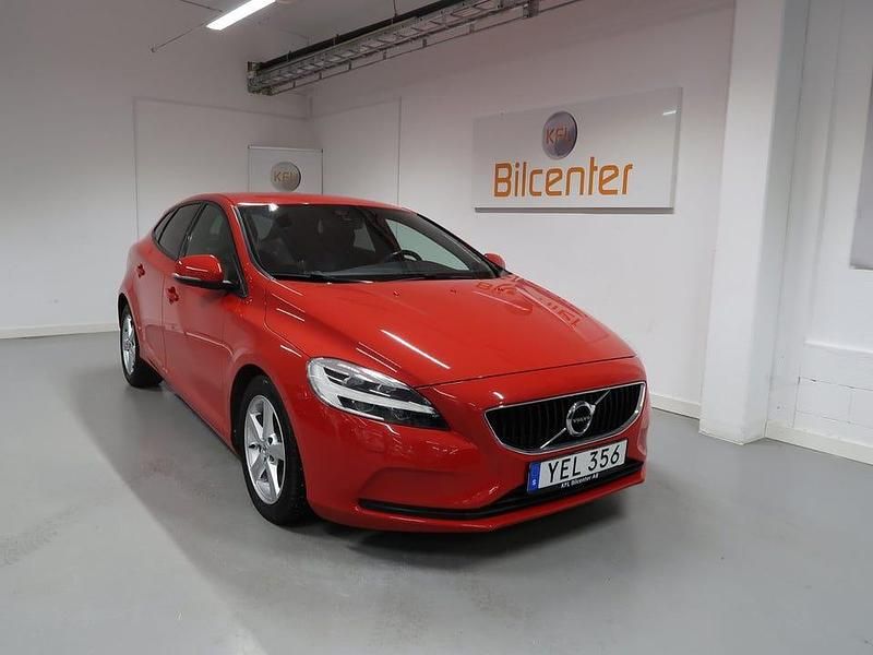 Begagnad Volvo V40 Momentum 122 HK (89 kW) 2016 Röd Halvkombi