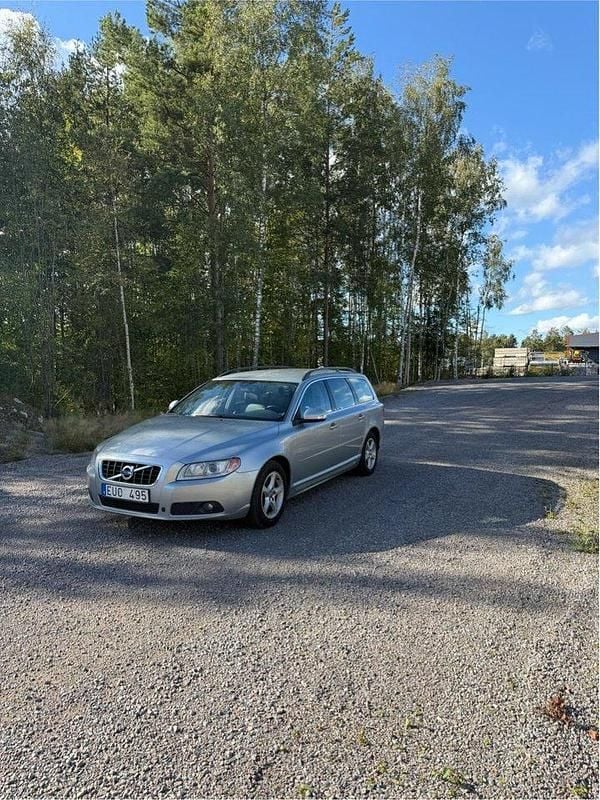 Silver Begagnad 2010 Volvo V70 Momentum Kombi | 65 000 kr (Bra pris) - Bild 1/4