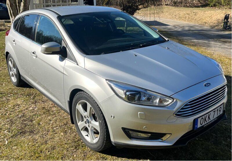 Grå Begagnad 2017 Ford Focus Halvkombi | 90 000 kr (Bra pris) - Bild 1/4