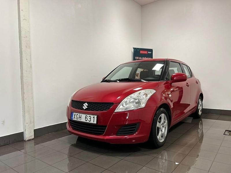 Röd Begagnad 2013 Suzuki Swift Halvkombi | 49 900 kr (Bra pris) - Bild 1/4