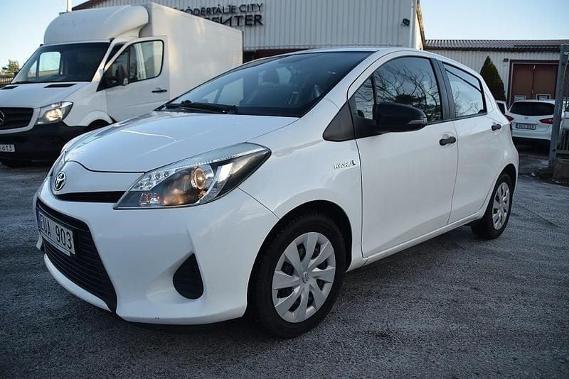 Vit Begagnad 2013 Toyota Yaris Hybrid Life Halvkombi | 99 900 kr (Marknadspris) - Bild 1/4