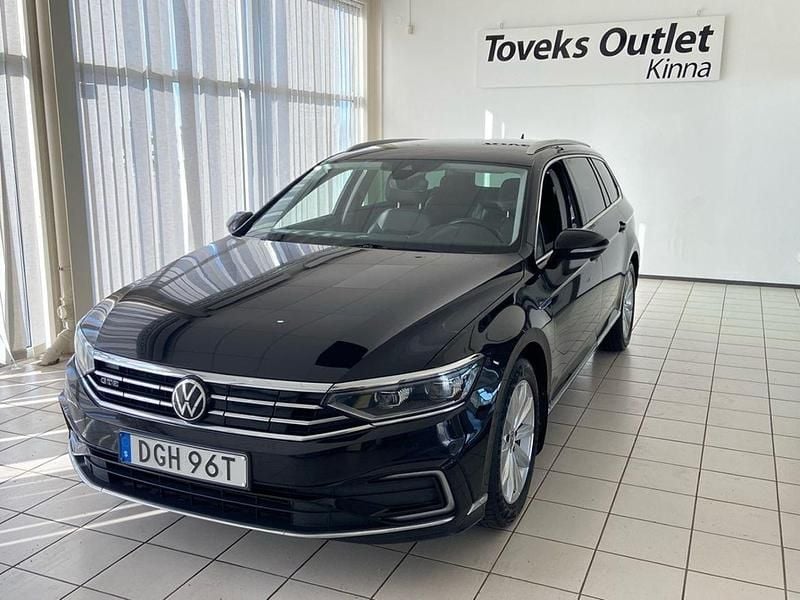 Svart Begagnad 2022 VW Passat GTE Kombi | 239 900 kr (Marknadspris) - Bild 1/4