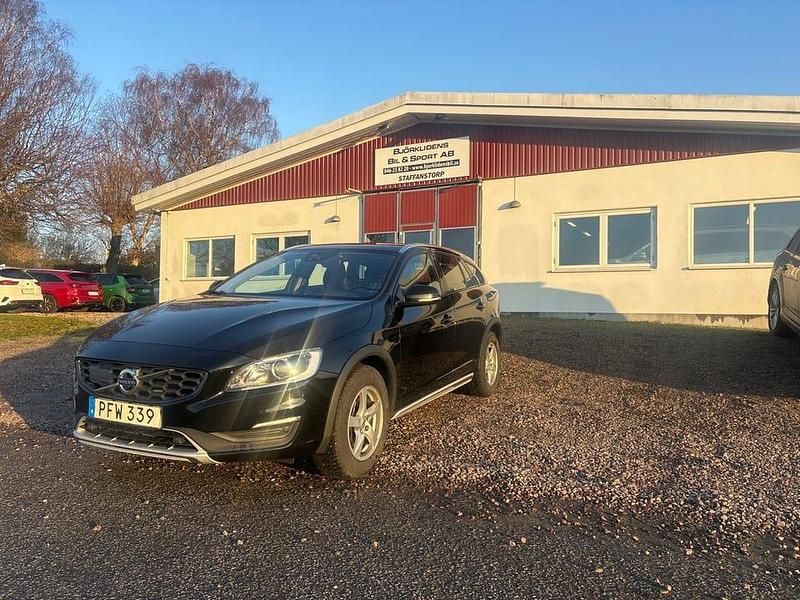 Svart Begagnad 2017 Volvo V60 CC Momentum Kombi | 179 000 kr (Bra pris) - Bild 1/4