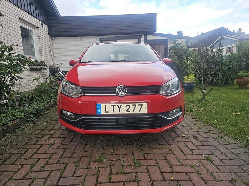 Röd Begagnad 2017 VW Polo Halvkombi | 91 000 kr (Bra pris) - Bild 1/4