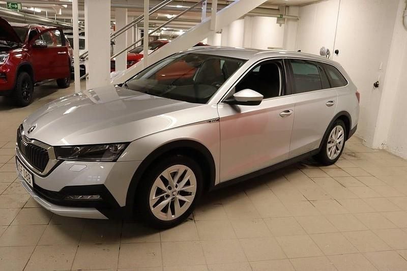 Brilliant silver metallic Begagnad 2022 Skoda Octavia Scout Kombi | 319 900 kr (Lite dyr) - Bild 1/4