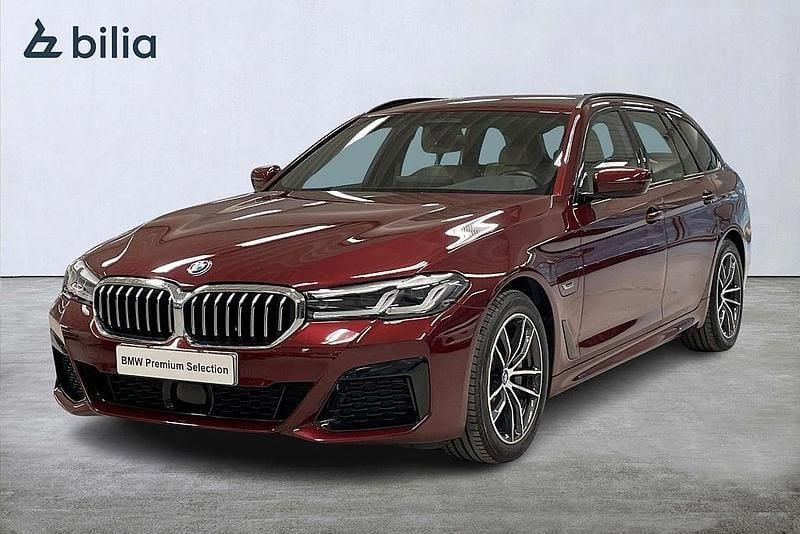 Röd Begagnad 2023 BMW 530e M Sport Kombi | 449 900 kr (Marknadspris) - Bild 1/4