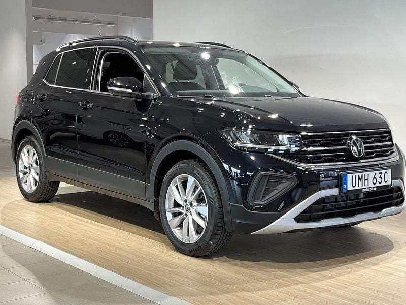 Svart (deep black pearl) Ny 2025 VW T-Cross Life SUV | 254 000 kr (Marknadspris) - Bild 1/3