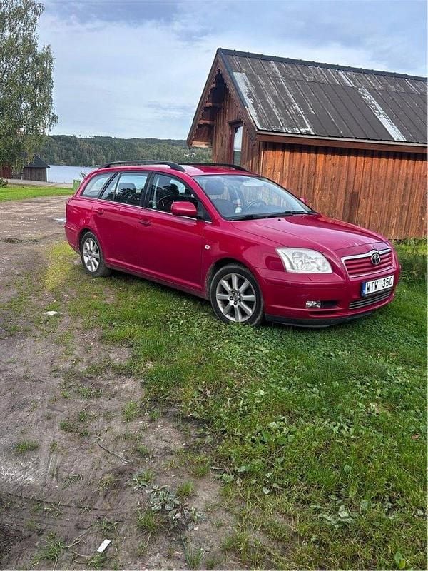 Röd Begagnad 2005 Toyota Avensis Kombi | 20 000 kr (Bra pris) - Bild 1/2