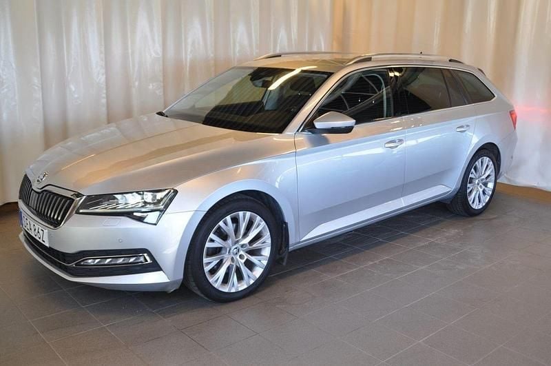 Silvermetallic Begagnad 2021 Skoda Superb Kombi | 289 000 kr (Bra pris) - Bild 1/4