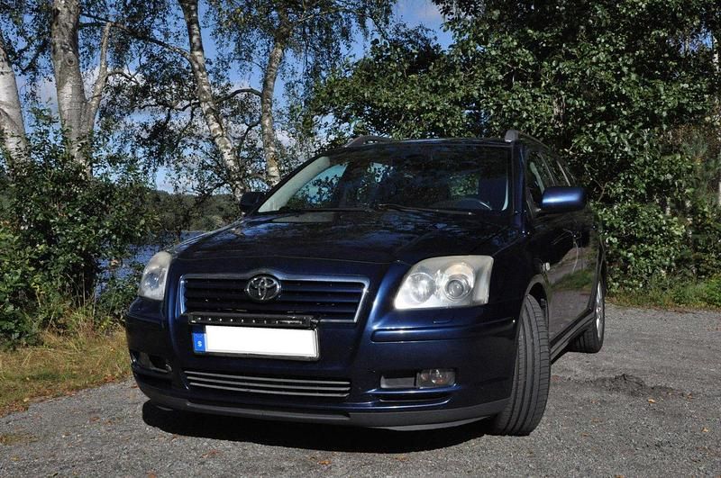 Blå Begagnad 2005 Toyota Avensis Kombi | 32 000 kr (Lite dyr) - Bild 1/4