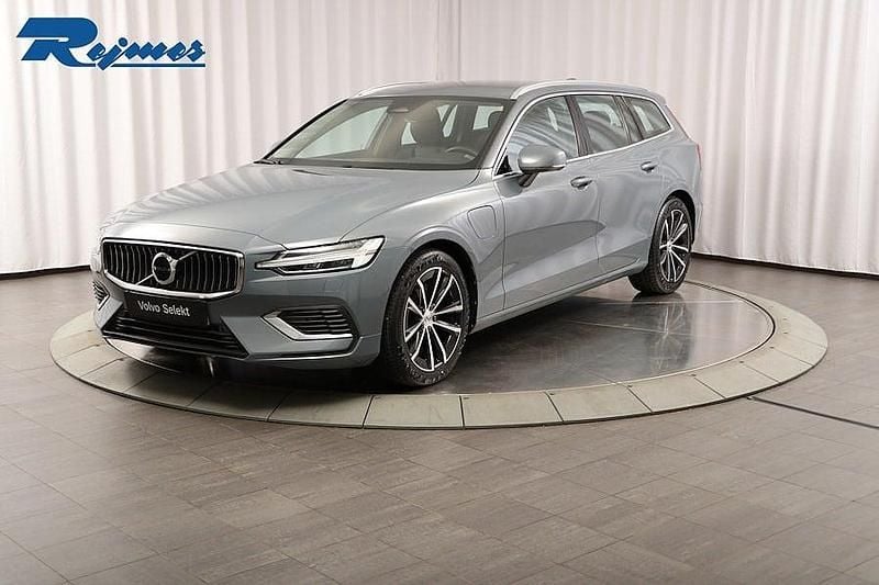 Grå Begagnad 2022 Volvo V60 Plus Kombi | 369 900 kr (Marknadspris) - Bild 1/4