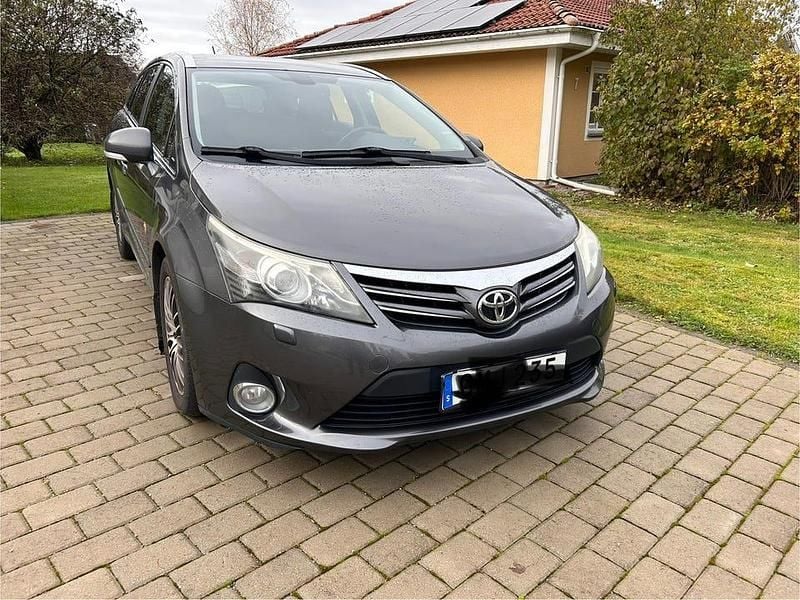 Mörkgrå Begagnad 2012 Toyota Avensis Kombi | 46 000 kr (Superpris) - Bild 1/4