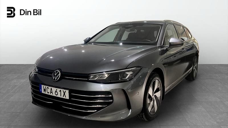 Mörkgrå Begagnad 2025 VW Passat Business Kombi | 379 900 kr (Marknadspris) - Bild 1/4