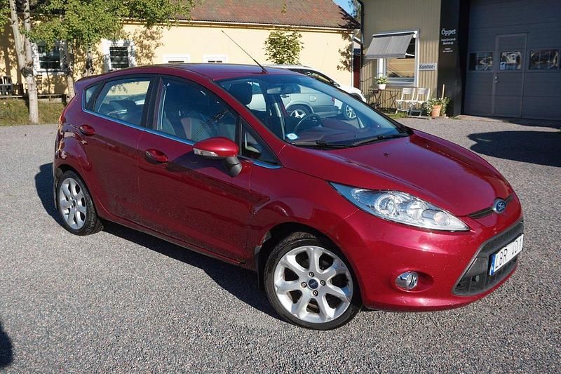 Röd Begagnad 2010 Ford Fiesta Titanium Halvkombi | 84 900 kr (Lite dyr) - Bild 1/4