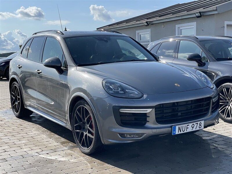 Grå Begagnad 2015 Porsche Cayenne GTS Chrono SUV | 589 000 kr - Bild 1/4