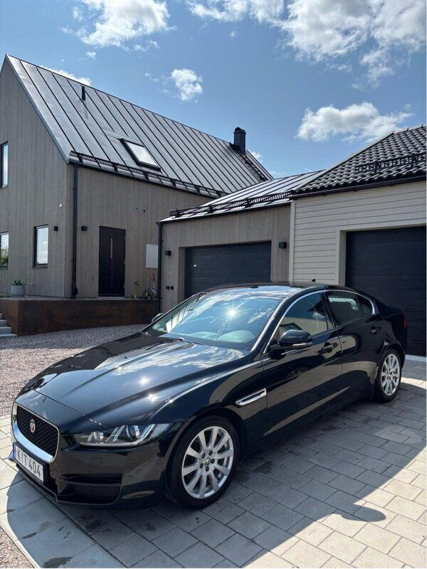 Svart Begagnad 2016 Jaguar XE Sedan | 119 900 kr (Marknadspris) - Bild 1/4