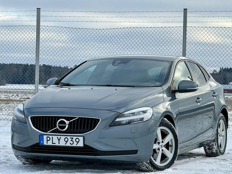 Grå Begagnad 2017 Volvo V40 Momentum Halvkombi | 169 900 kr (Marknadspris) - Bild 1/4