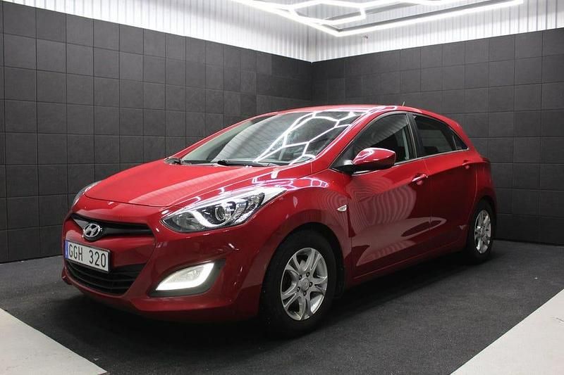 Röd Begagnad 2014 Hyundai i30 Select Halvkombi | 59 000 kr (Marknadspris) - Bild 1/4