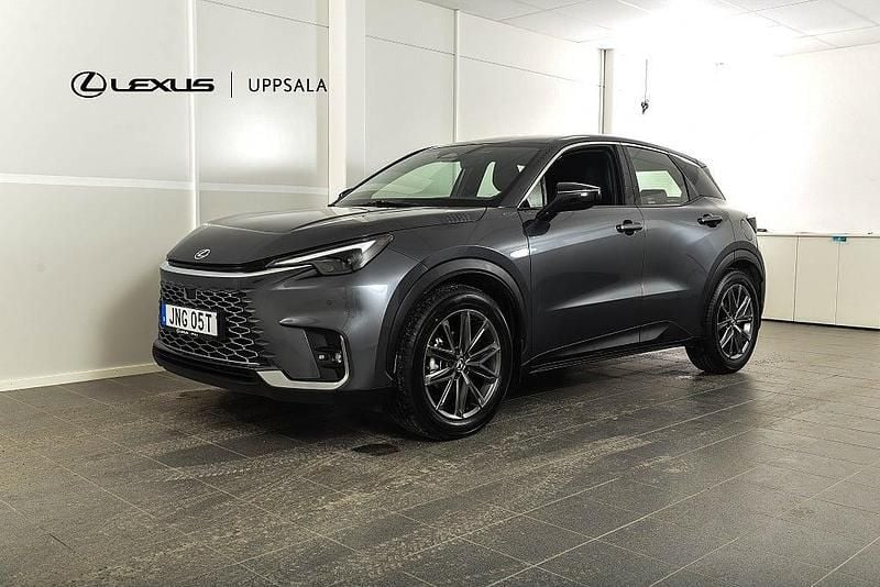 Grå Begagnad 2024 Lexus LBX SUV | 359 900 kr (Marknadspris) - Bild 1/4