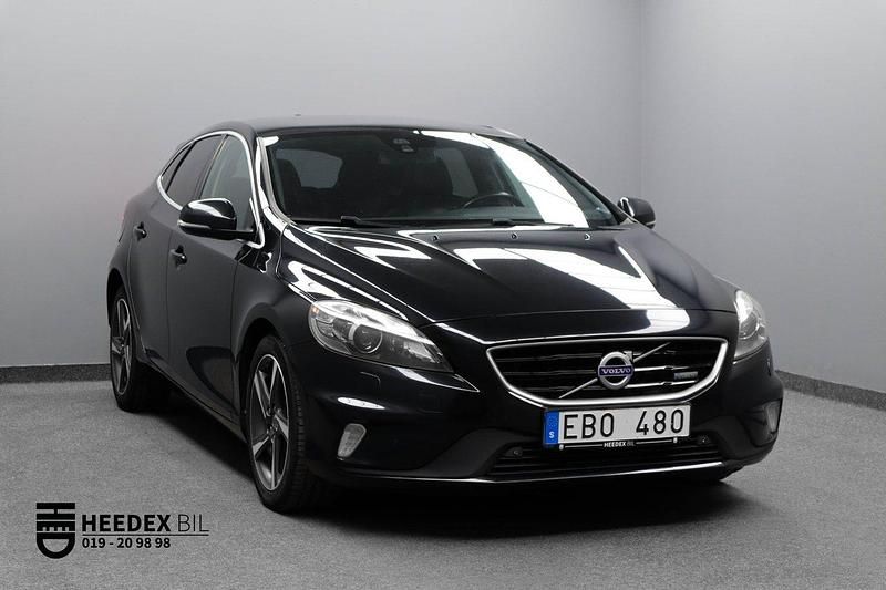 Svart Begagnad 2013 Volvo V40 R-Design Halvkombi | 139 900 kr (Marknadspris) - Bild 1/4