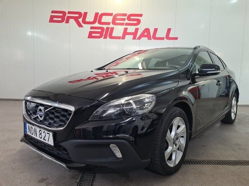 Svart Begagnad 2016 Volvo V40 CC Momentum Kombi | 162 900 kr (Marknadspris) - Bild 1/4