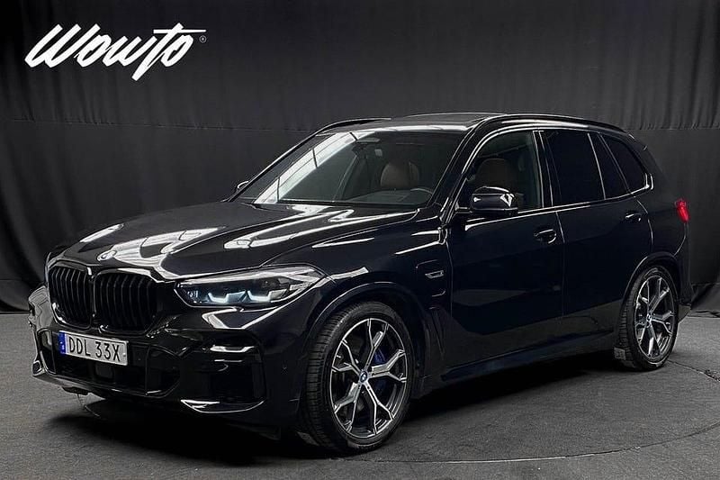 Safirsvart metallic Begagnad 2022 BMW X5 iPerformance SUV | 499 800 kr - Bild 1/3