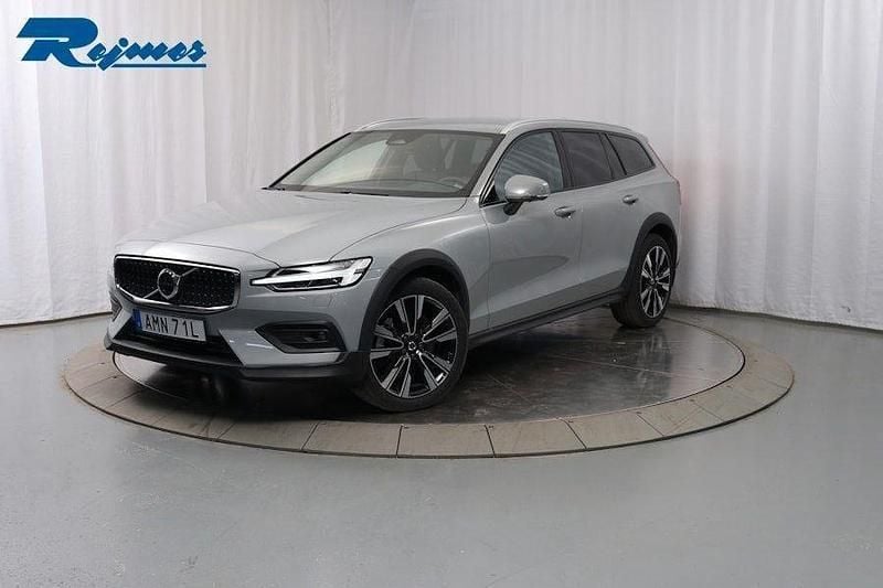 Grå Begagnad 2024 Volvo V60 CC Plus Kombi | 479 900 kr (Marknadspris) - Bild 1/4