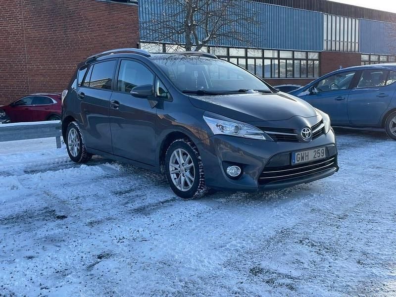 Begagnad 2013 Toyota Verso Multidrive S Minibuss | 127 000 kr (Marknadspris) - Bild 1/4
